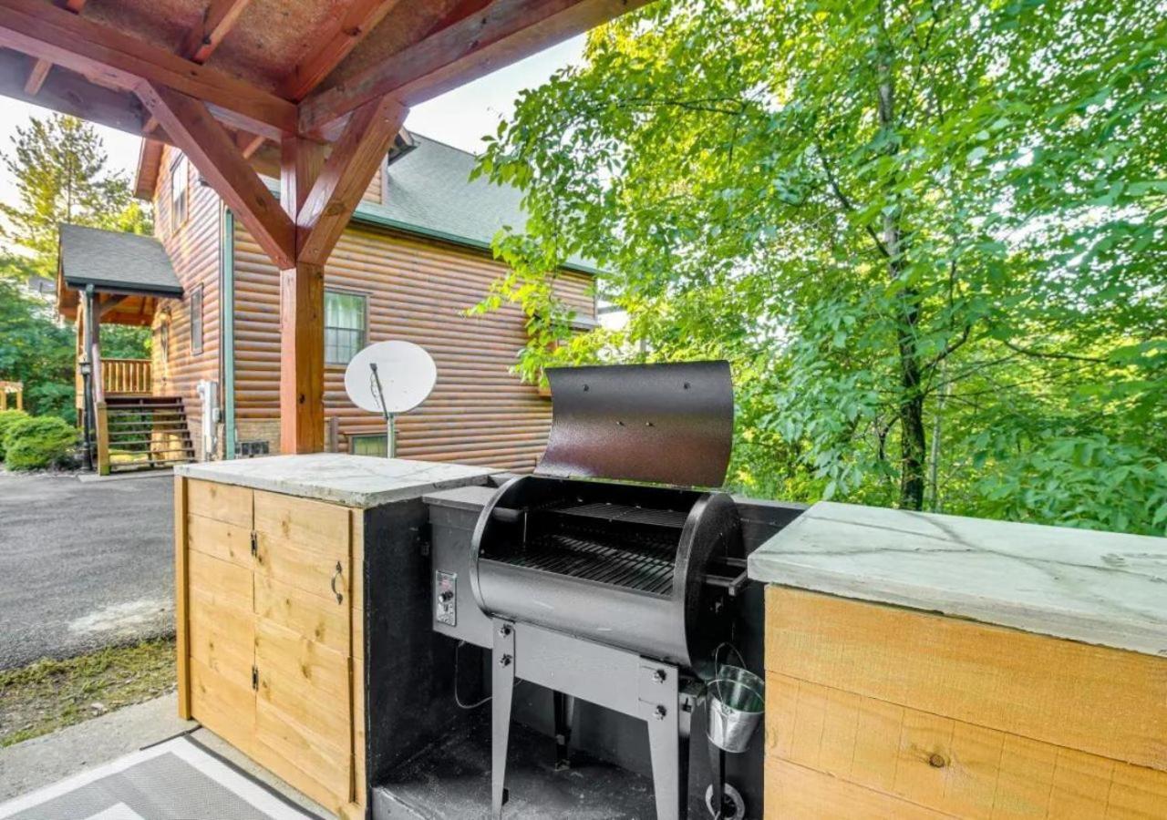 Fabulous Pet-Friendly, Family Cabin With Outdoor Kitchen, Hot Tub, Sauna, Fireplace, Theater Room, Arcade, Pool Table, And Fire Pit Within Minuties Of Dollywood Sevierville Εξωτερικό φωτογραφία