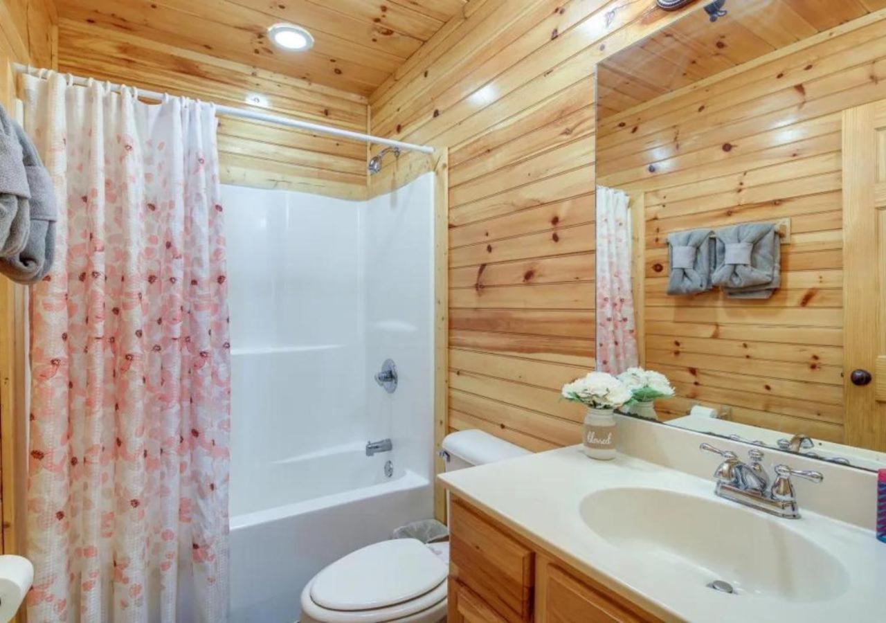 Fabulous Pet-Friendly, Family Cabin With Outdoor Kitchen, Hot Tub, Sauna, Fireplace, Theater Room, Arcade, Pool Table, And Fire Pit Within Minuties Of Dollywood Sevierville Εξωτερικό φωτογραφία