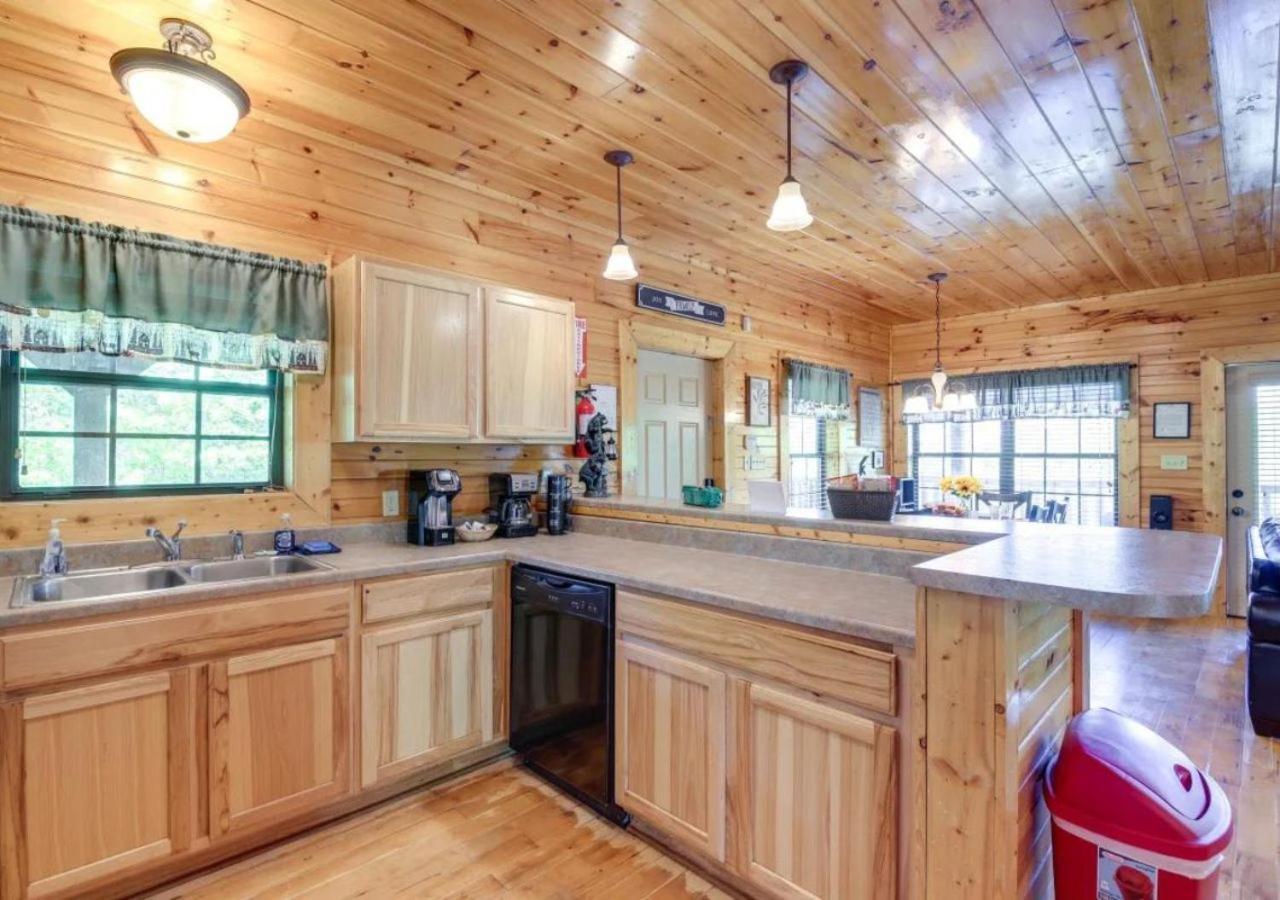 Fabulous Pet-Friendly, Family Cabin With Outdoor Kitchen, Hot Tub, Sauna, Fireplace, Theater Room, Arcade, Pool Table, And Fire Pit Within Minuties Of Dollywood Sevierville Εξωτερικό φωτογραφία